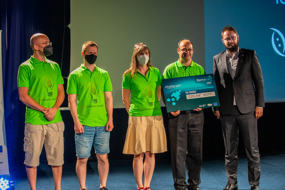 The winners eGreen City receive their award from the Vice Mayor