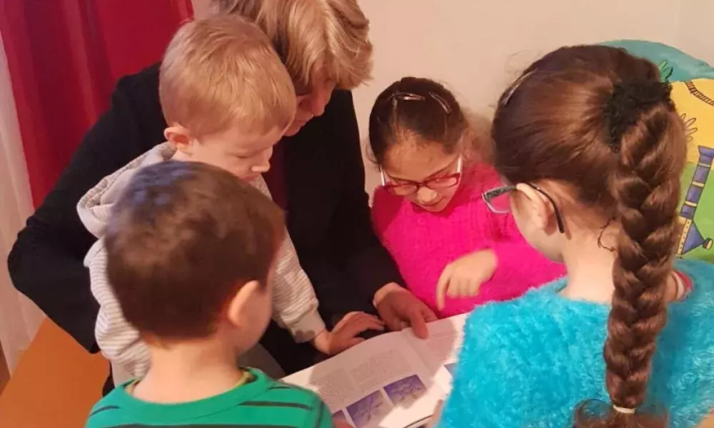 The neighborhood manager Ele Schöfthaler visits the children of care workers for storytelling sessions. (Source: Ele Schöfthaler)