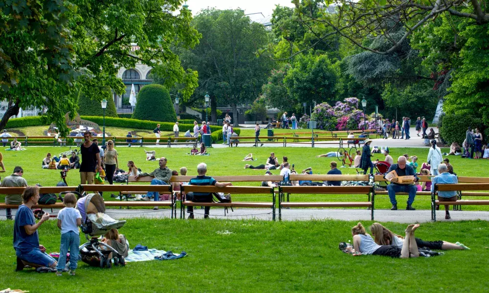 Les gens se reposent et se détendant dans le parc Stadtpark public en journée ensoleillée chaude à Vienne - Image Libre de Droit