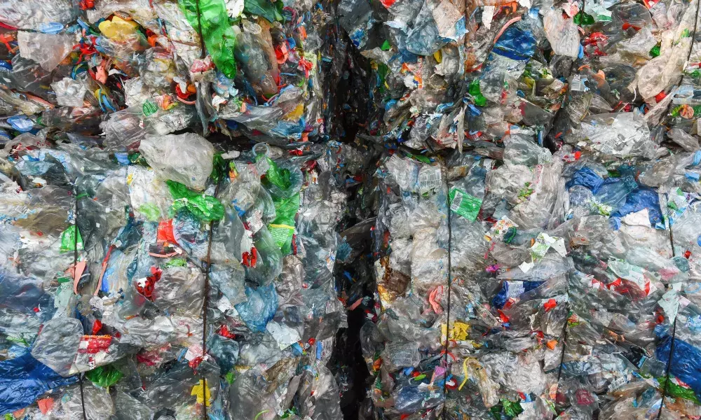 Gros plan d’une pile de bouteilles de déchets en plastique comprimé emballées pour le recyclage
