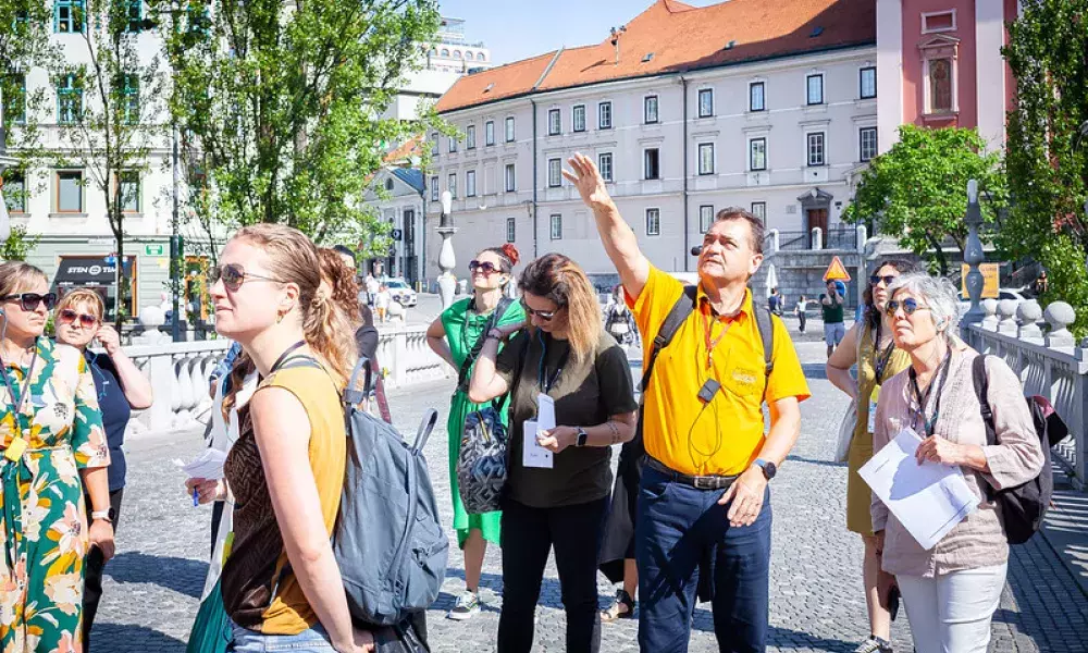 Guide showing a group in a city