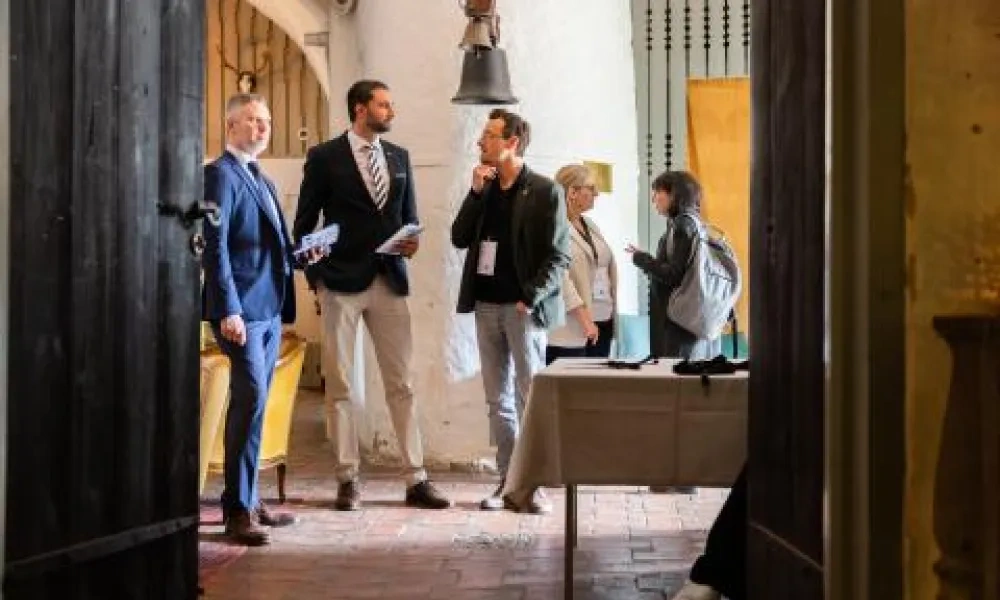 54550617907_aa163b16ca_o.jpg Menschen unterhalten sich