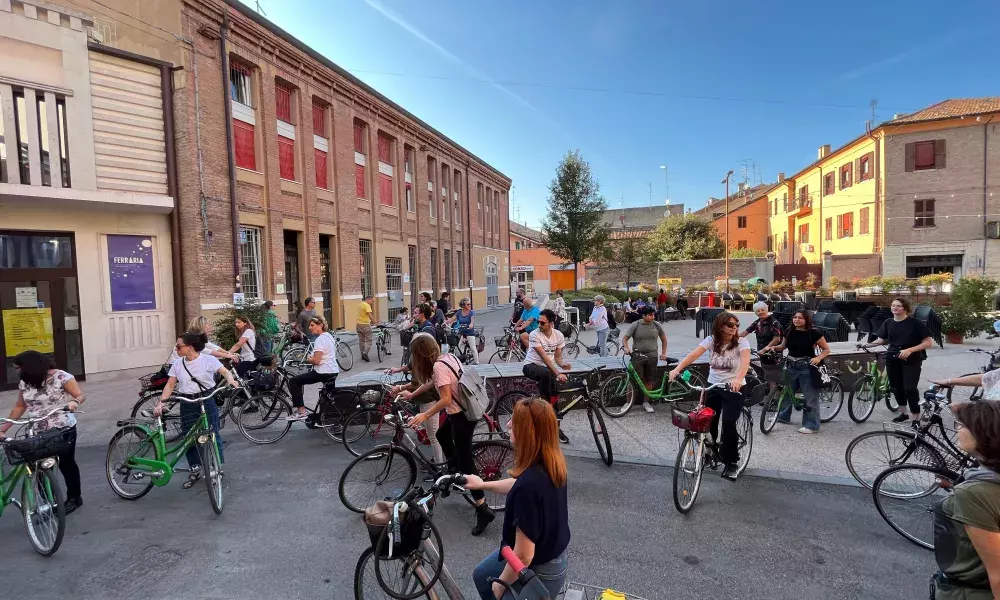 picture depicting a group of people ready to start for a cycling tour of the city