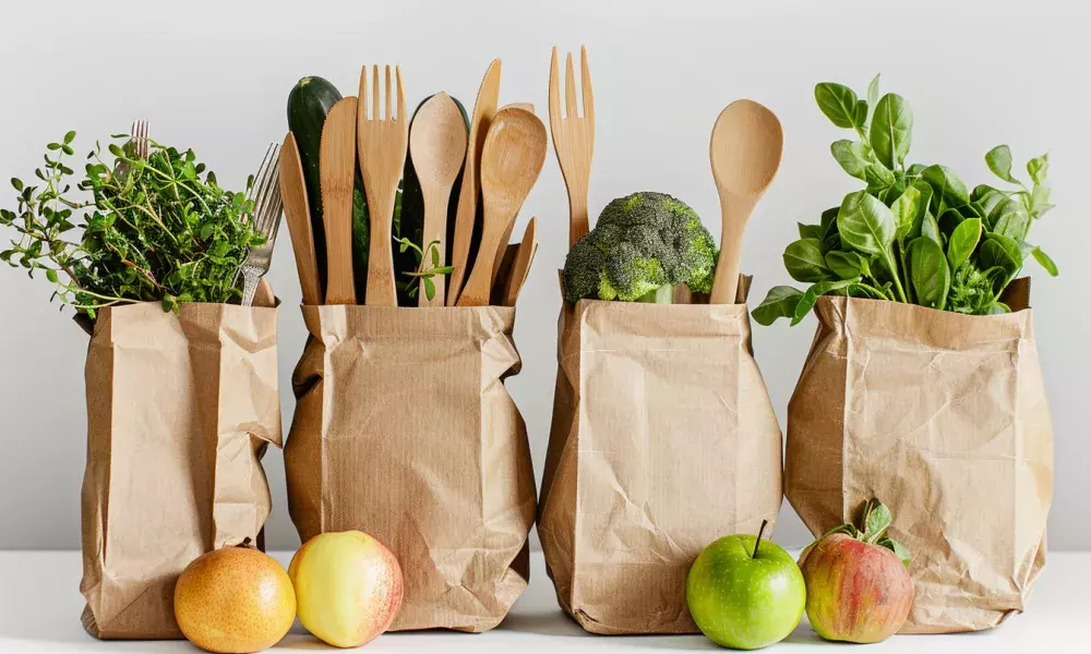 A_set_of_wooden_cutlery_and_fruits_on_the_table