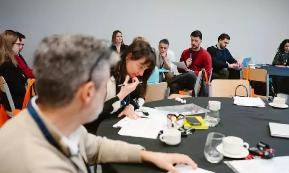 Peer reviews.jpg workshop around round table, cooperating peole