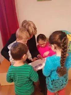 The neighborhood manager Ele Schöfthaler visits the children of care workers for storytelling sessions. (Source: Ele Schöfthaler)