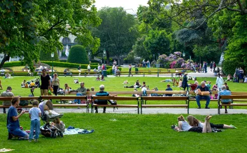 Les gens se reposent et se détendant dans le parc Stadtpark public en journée ensoleillée chaude à Vienne - Image Libre de Droit