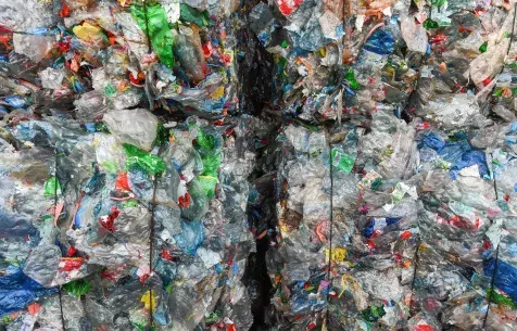 Gros plan d’une pile de bouteilles de déchets en plastique comprimé emballées pour le recyclage