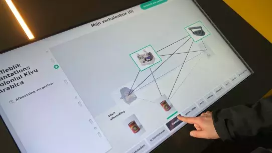 User interface showing visualising the links between objects of the collection