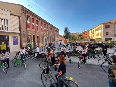 picture depicting a group of people ready to start for a cycling tour of the city