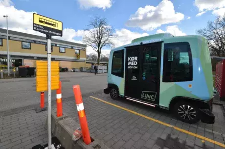 Selfdriving shuttle bus at the bus stop. Credit: Kenneth Joergensen