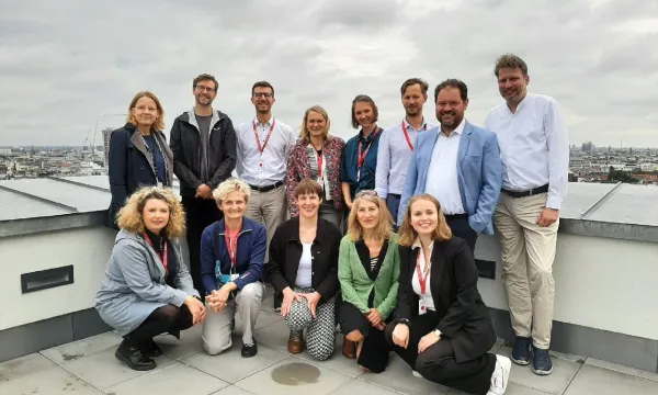 Gruppenbild beider Delegationen, aufgenommen in Berlin. Das Copyright liegt bei derSenStadt Berlin