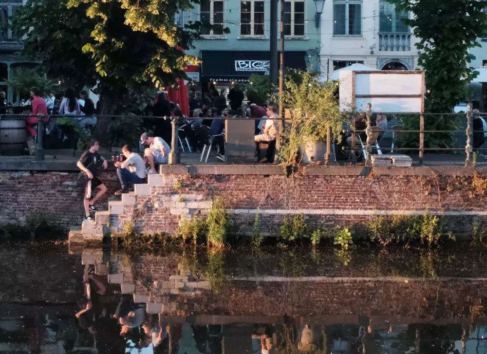 Figure 2: Youngsters seeking space along the water to enjoy the sunset while restaurant goers enjoy the warm June evening. (Photo by Johannes Riegler)