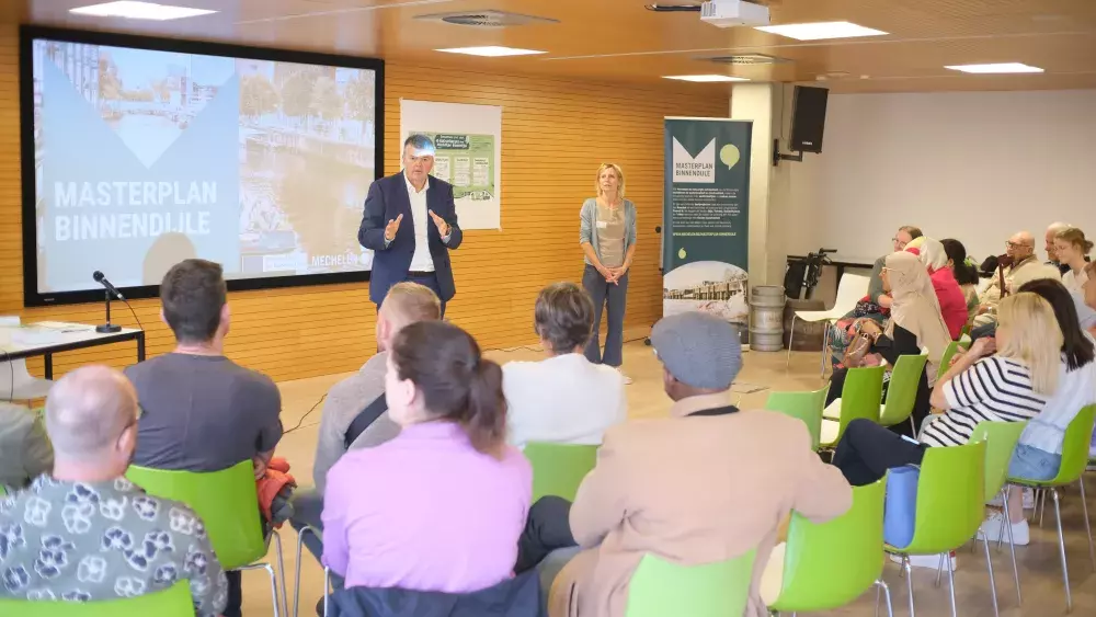 Mayor Bart Somers exchanging with participants of the Citizens’ Assembly in Sept. 2024 – Photo by: Johannes Riegler. 