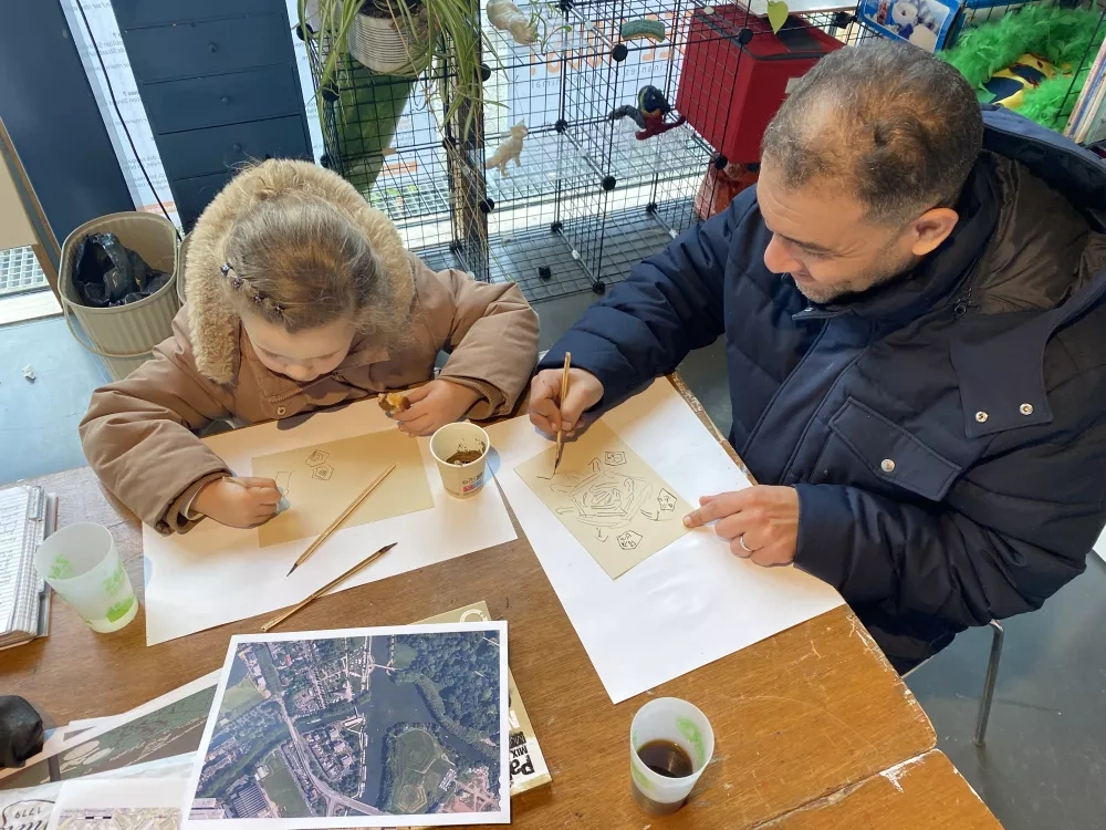Workshop on drawing with reed pens and walnut ink by Clémentine Carsberg (c) Marcelline Bonneau