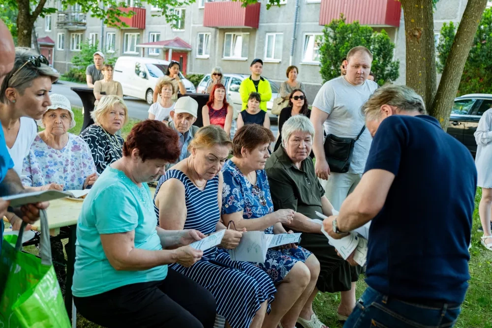 Opening event and discussions with the inhabitants. Credits: Aron Urb