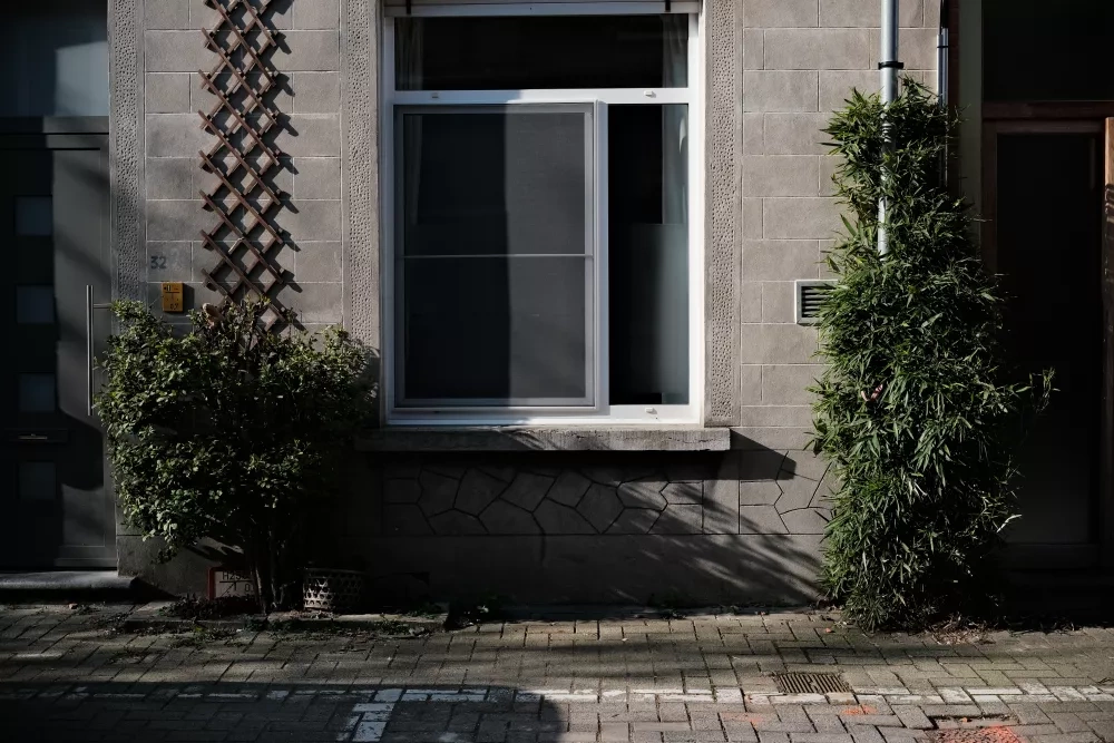 Small vertical and pocket gardens in front of buildings can make a big difference in densely populated urban areas. Photo: Johannes Riegler.