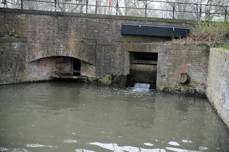 The water levels in all canals in Bruges are regulated by hand via this inlet. (Photo by Johannes Riegler)