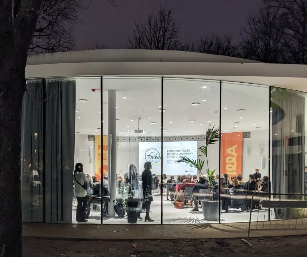 Citizens participate in TALEA's first public event, in the Filla pavilion inside one of the city's most famous parks.