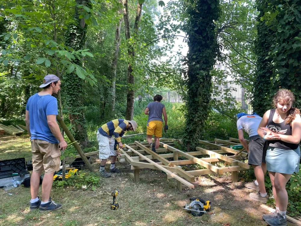 Building the snail bench at Jardin Clémenceau, Spring 2025 © Ophélie Tainguy