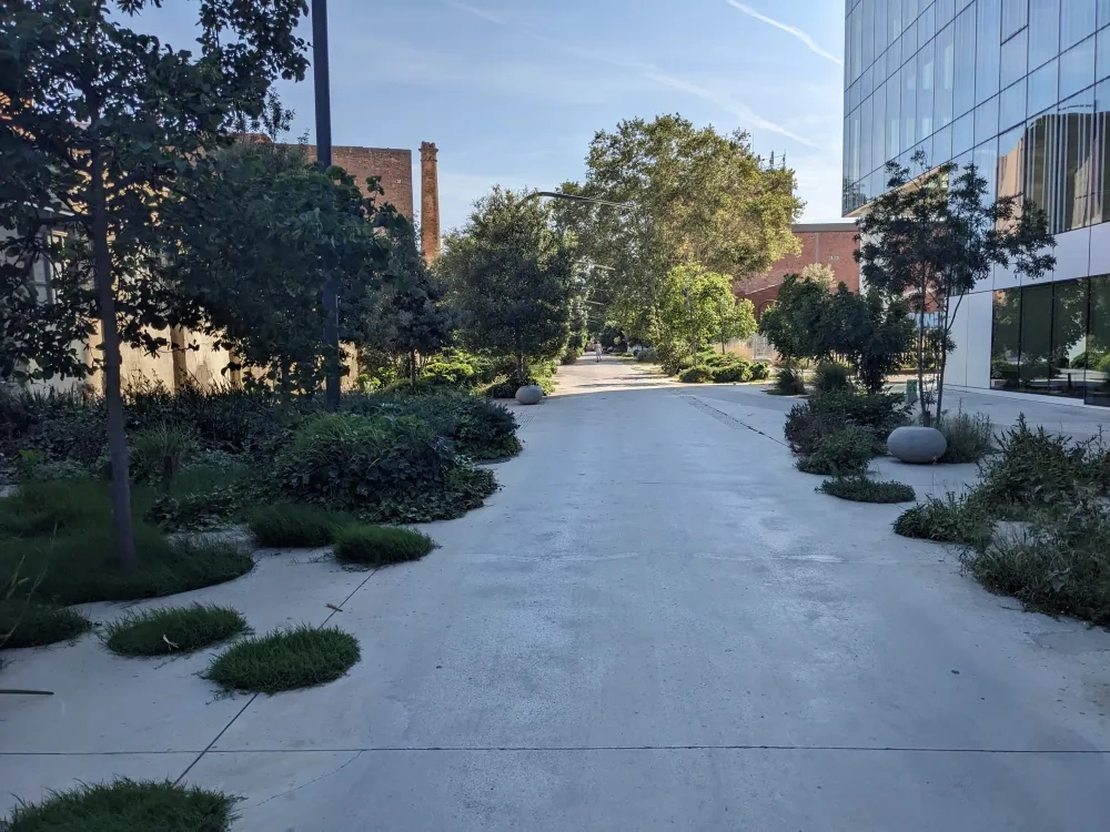 A linear climate shelter to reduce UHI in the former industrial zone of Barcelona, Spain.