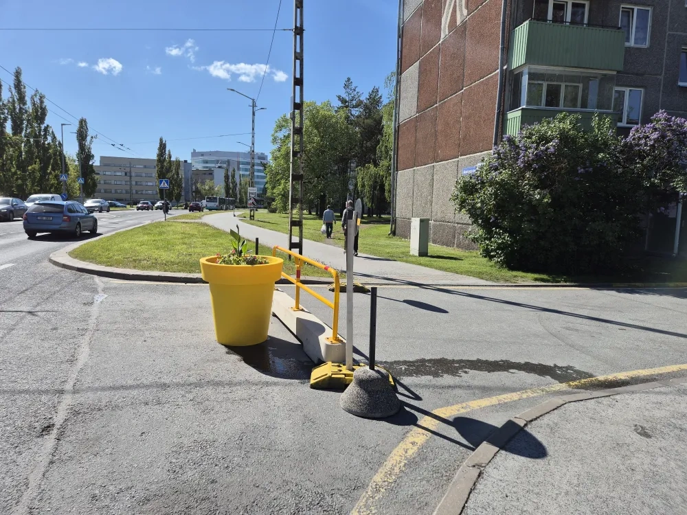 Pilot in Mustamäe: temporary (one end) closing of residential street to discourage through- traffic. Souce: Ruxandra Aelenei 