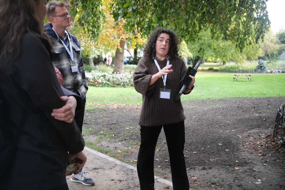 Aurélie Vandenbussche explaining the tree sensor in Astridpark to the Blue4Green transfer partners. Photo: Johannes Riegler